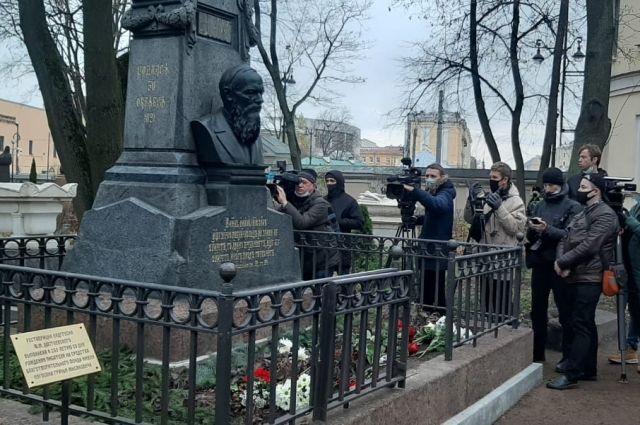 Отреставрированный памятник Фёдору Достоевскому открыли в Петербурге