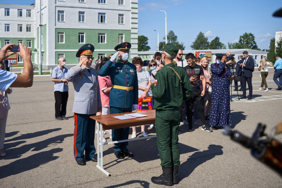Заместитель главы военного ведомства поздравил новобранцев 100-го отдельного полка обеспечения с приведением к Военной присяге
