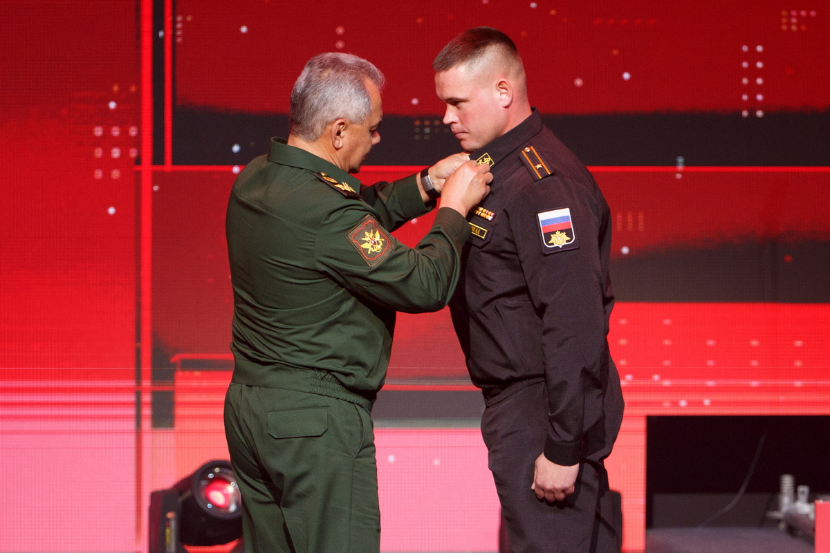 Шойгу наградил офицера, который безупречно выполнил боевую задачу при разминировании Севастопольской бухты