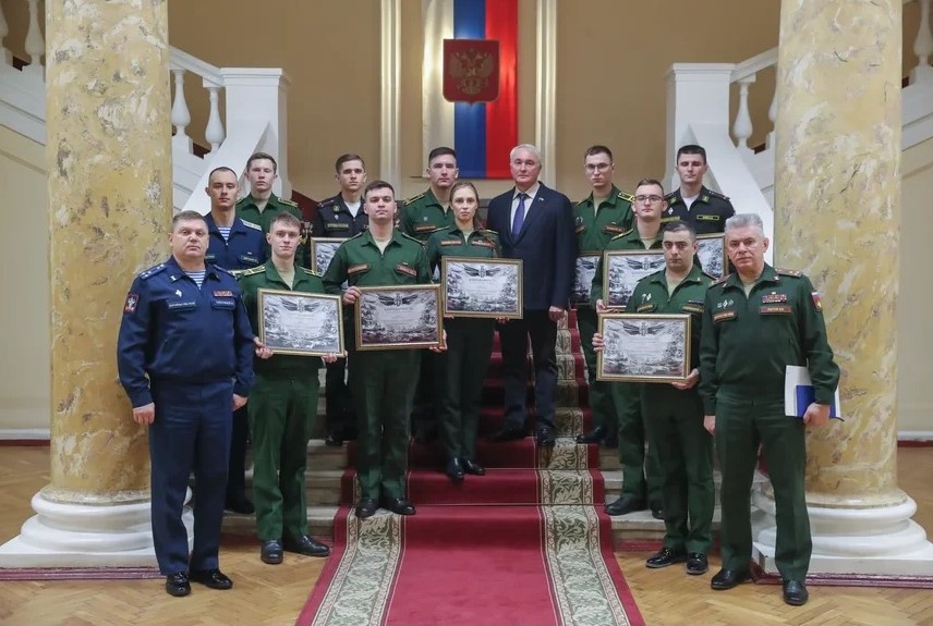 Курсантов и специалистов Военно-медицинской академии наградили за оказание помощи в борьбе с Covid-19