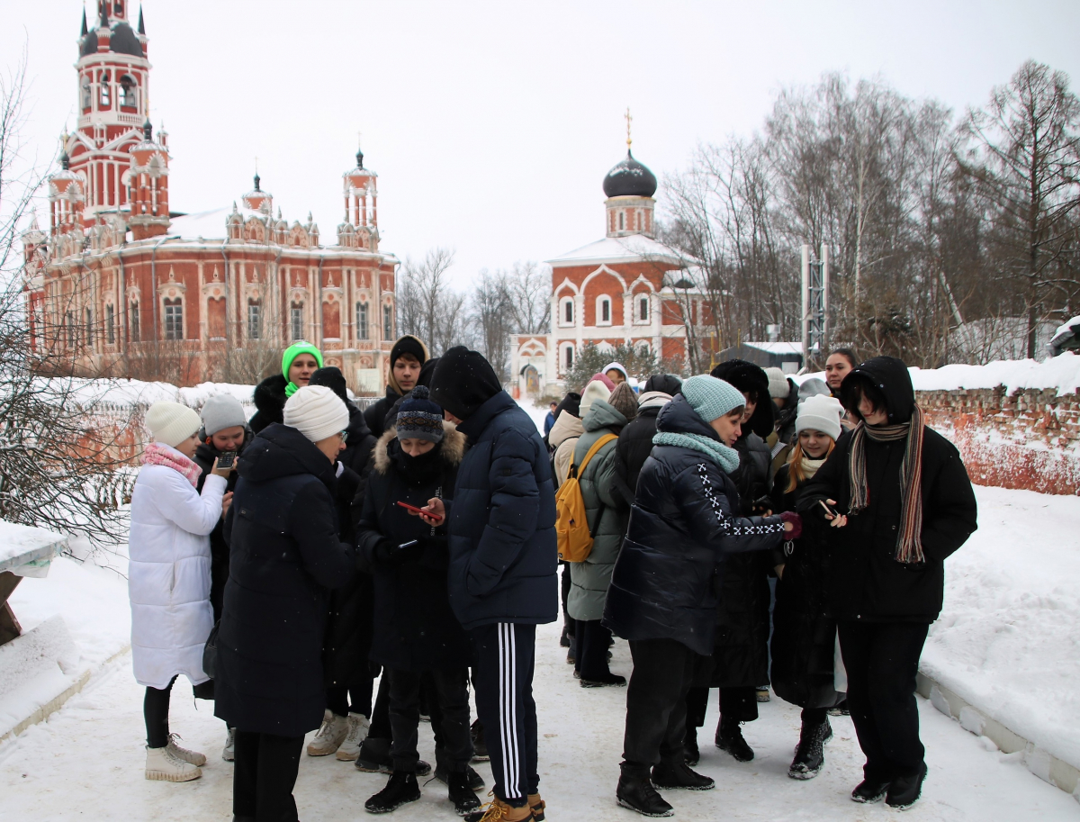 В сквере Славы подмосковного Можайска на монументах застыли...