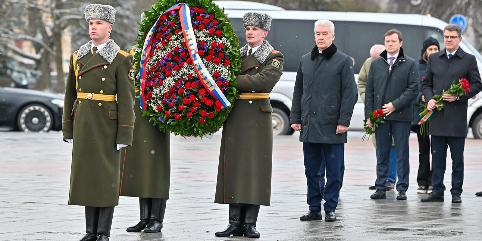 Сергей Собянин возложил венок к монументу Победы в Минске