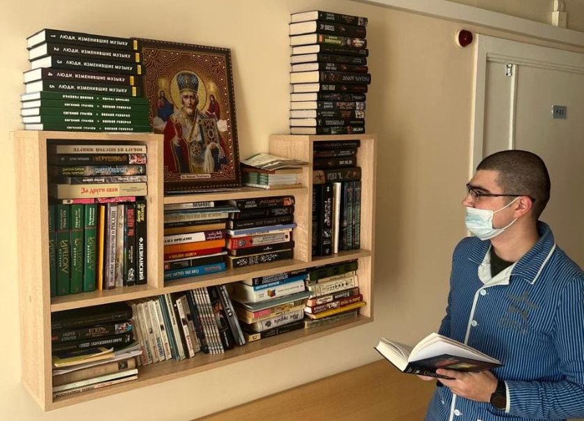 Общественники передали книги раненым бойцам СВО в госпитале им. Вишневского