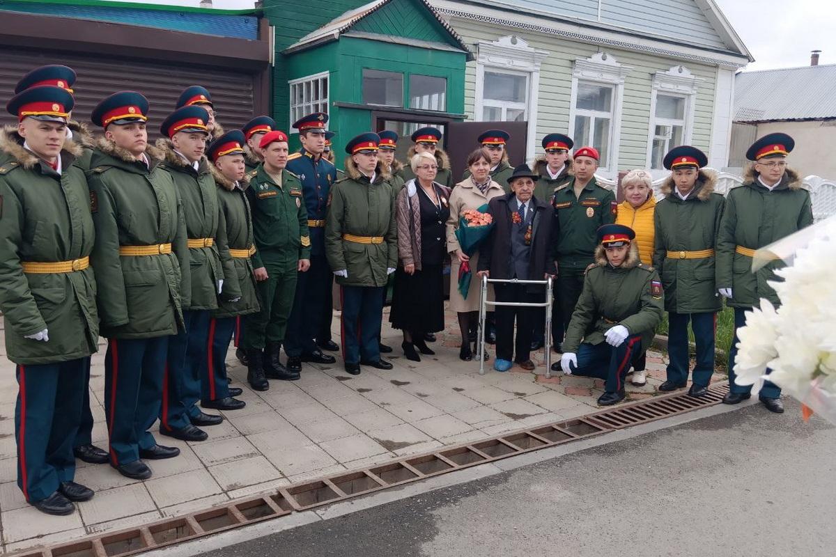 Военные полицейские ЦВО поздравили оренбургского ветерана Великой Отечественной войны с Днём Победы