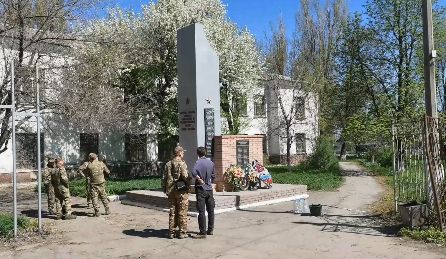 Военные связисты группировки войск «Запад» в Луганской Народной Республике провели работы по восстановлению памятников, посвящённых героям Великой Отечественной войны