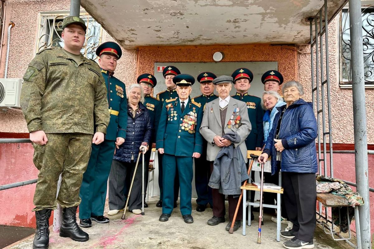 В Хабаровске артисты Ансамбля песни и пляски ВВО провели концерт пред домом ветерана