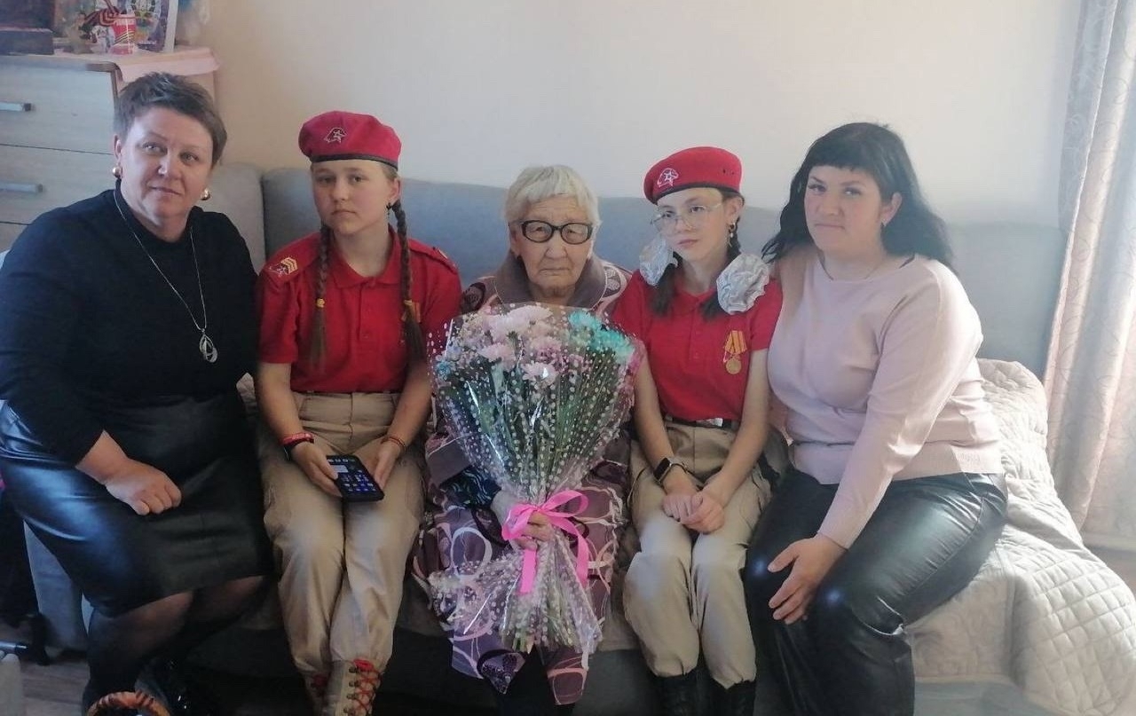 В Республике Бурятия юнармейцы поздравили со 102-х летием труженицу тыла и ветерана труда Анну Шагдурову