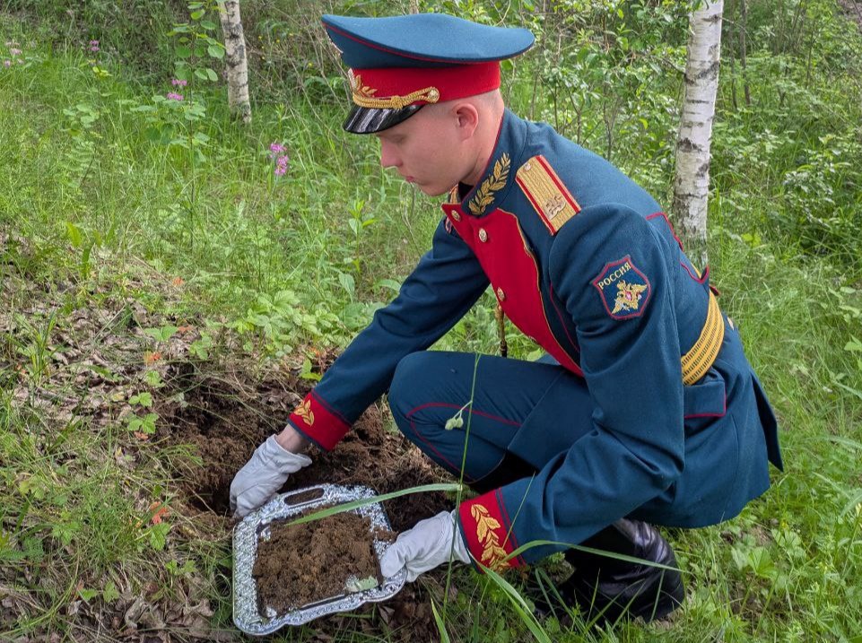 Военнослужащие Ленинградского военного округа осуществили торжественный забор земли с мест кровопролитных сражений Великой Отечественной войны