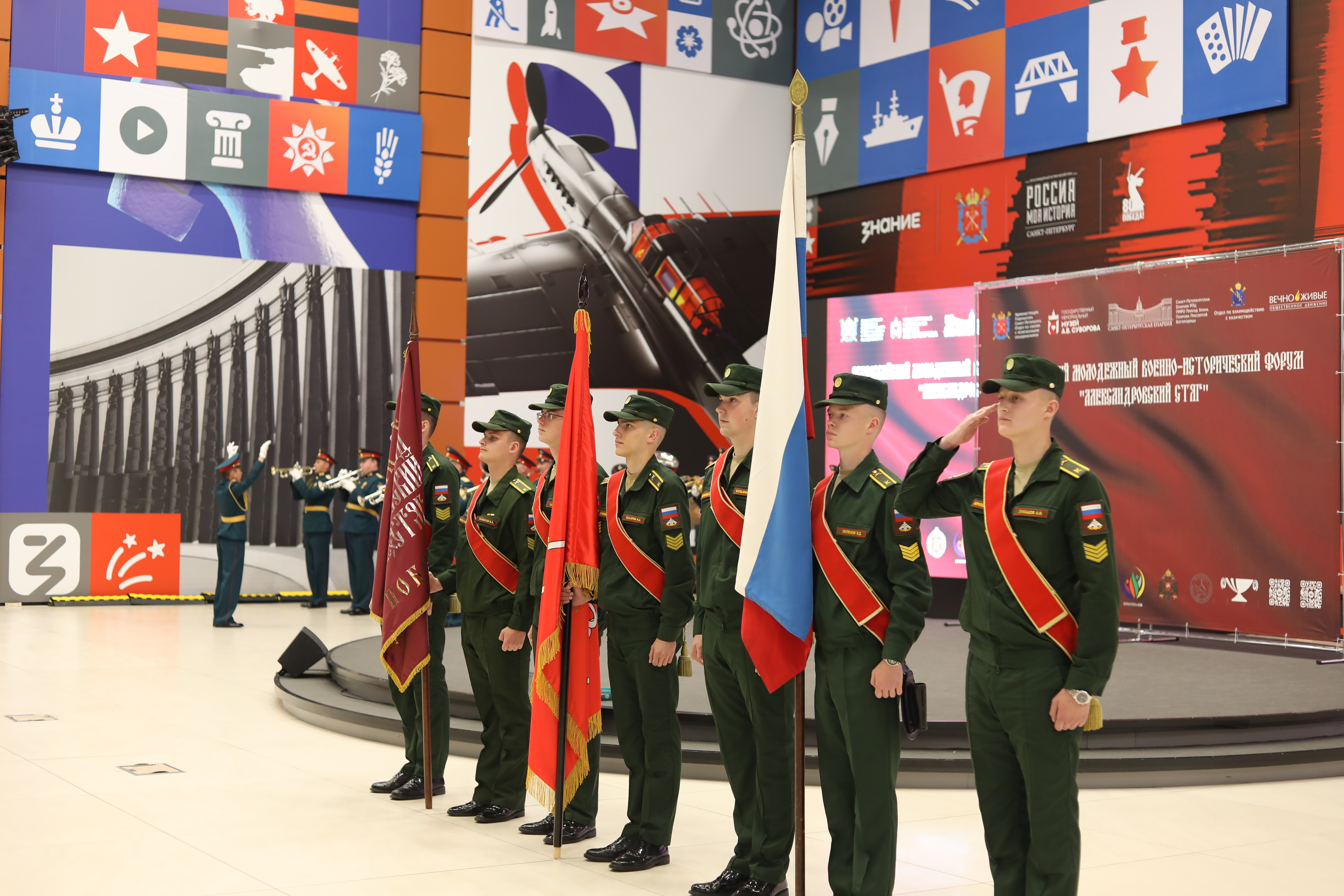 Военнослужащие ЛенВО приняли участие в церемонии открытия XV Всероссийского молодежного военно-исторического форума «Александровский стяг»