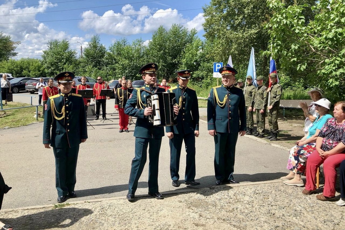 Военнослужащие ЦВО поздравили ветерана Великой Отечественной войны со столетним юбилеем в Свердловской области