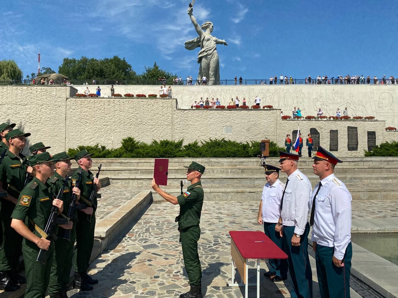 Более 30 военнослужащих молодого пополнения мотострелкового соединения ЮВО приняло присягу на Мамаевом кургане