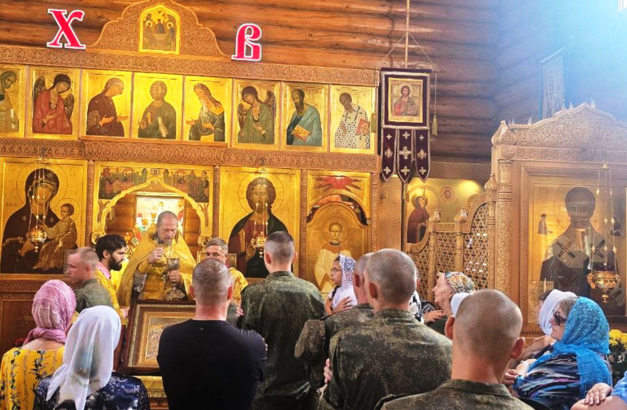 В праздник Крещения Руси сахалинские военнослужащие посетили храм святителя Николая Чудотворца