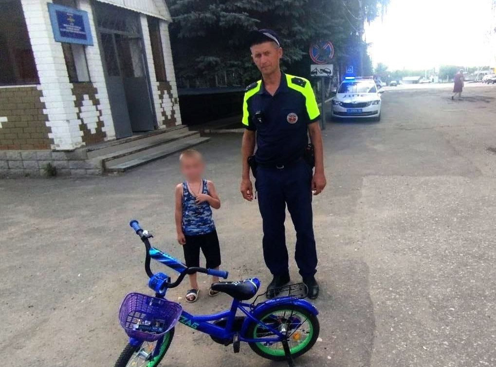 В Саратовской области полицейские спасли 4-летнего велосипедиста