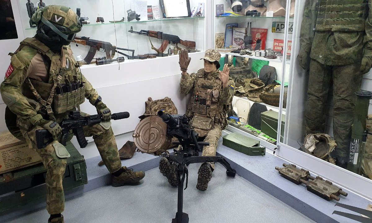 Сахалинские военнослужащие посетили выставку «Время Героев»