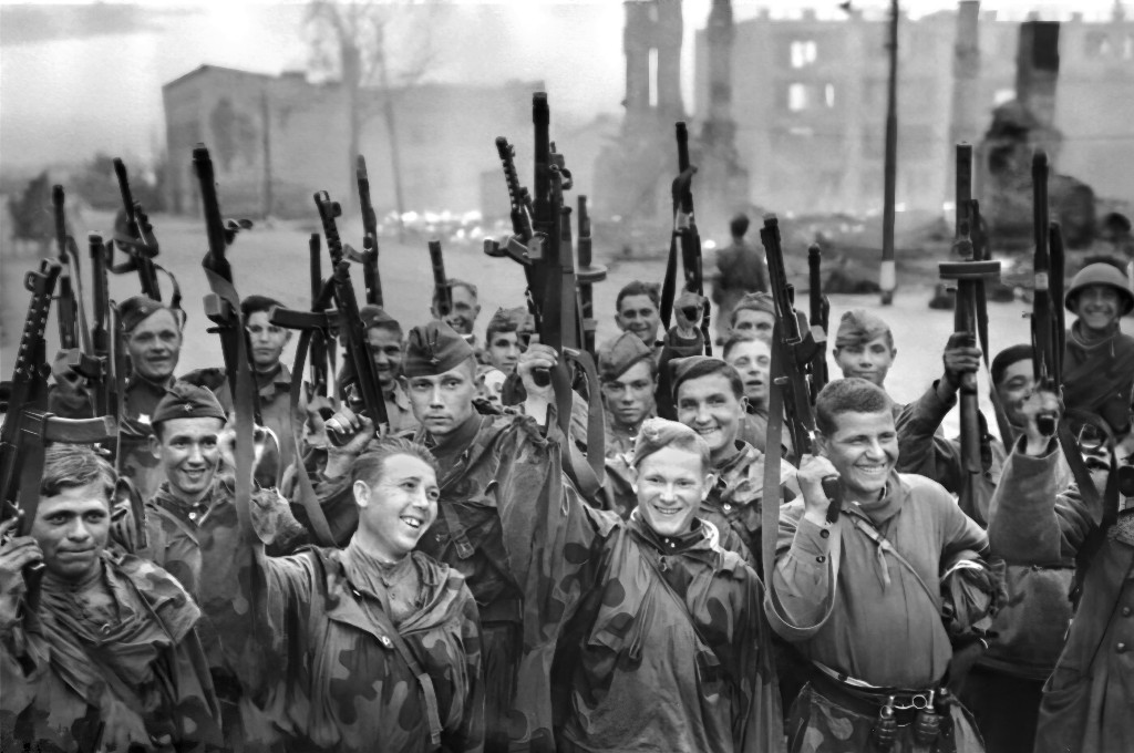 В Военно-историческом музее артиллерии, инженерных войск и войск связи ко Дню воинской славы России открыта фотовыставка «Ленинградская битва. Путь к победе»