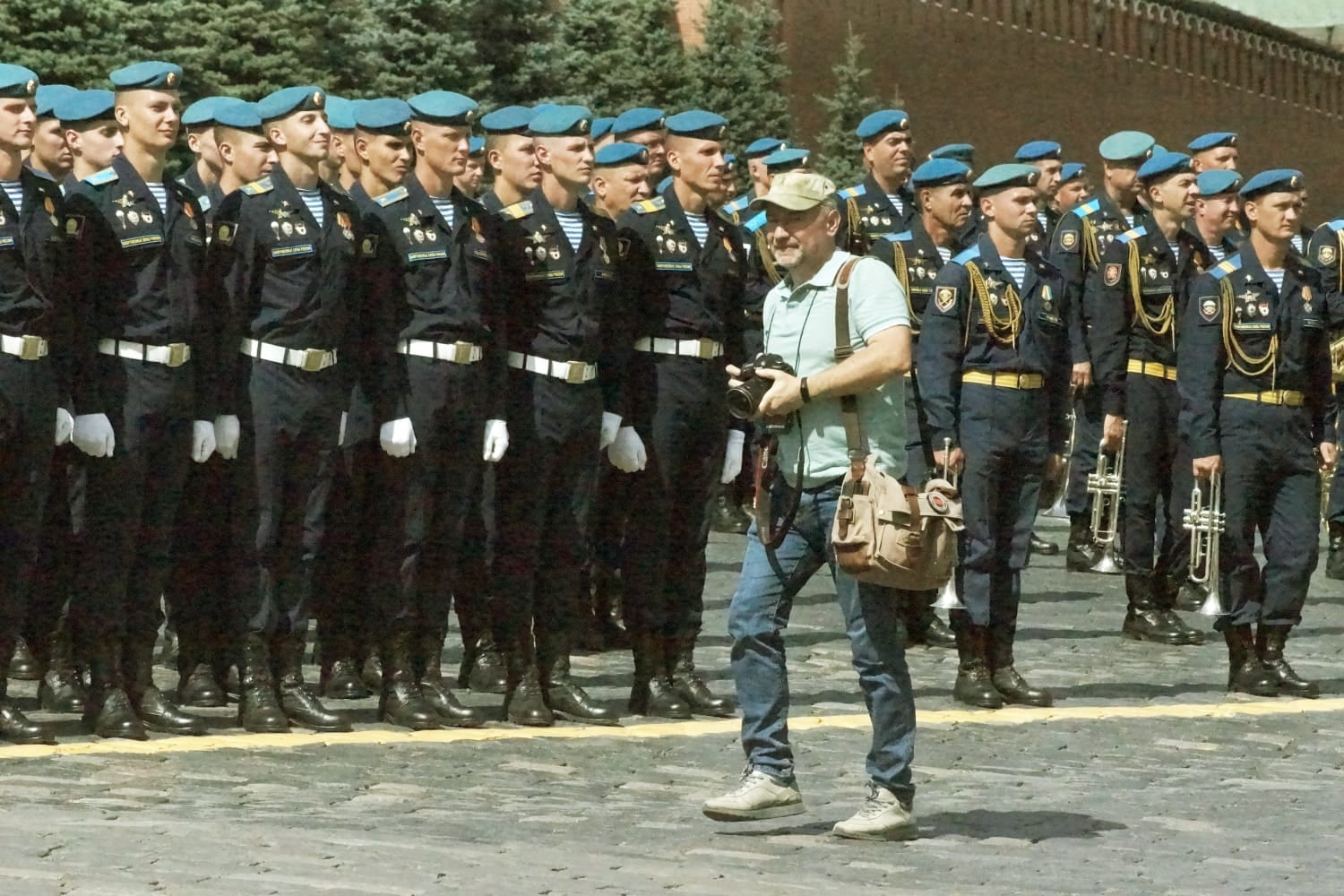 Команда АНО «Наследие Отечества» поздравляет москвичей и гостей столицы с Днём ВДВ!