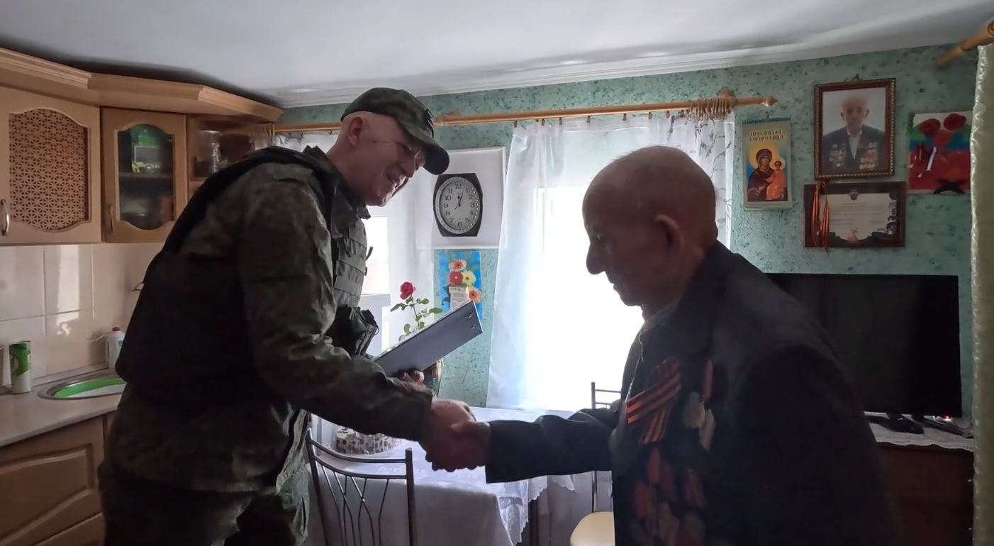Военнослужащие поздравили ветерана Великой Отечественной войны в Шебекино