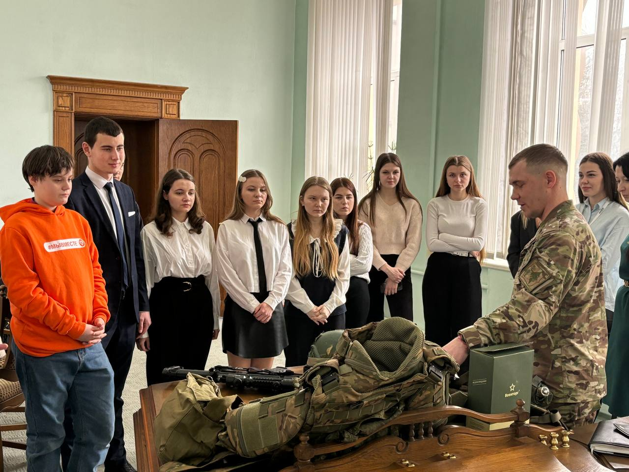 В Ростове-на-Дону военнослужащие ЮВО провели урок мужества для школьников